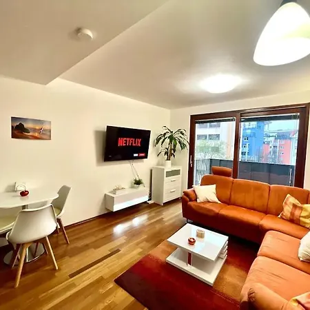 Entire Apartment, Near Clarion, O2 Arena, Metro 3 Min, Easter Market In Center 15 Min *